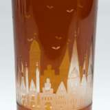 Vase, braunes Überfangglas, umlaufend mit eingeschliffener Lübecker Stadtsilhouette, wohl Rotter, H. 20,5 cm - фото 1
