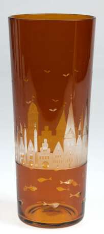 Vase, braunes Überfangglas, umlaufend mit eingeschliffener Lübecker Stadtsilhouette, wohl Rotter, H. 20,5 cm - фото 1 Vase, braunes Überfangglas, umlaufend mit eingeschliffener Lübecker Stadtsilhouette, wohl Rotter, H. 20,5 cm - фото 1