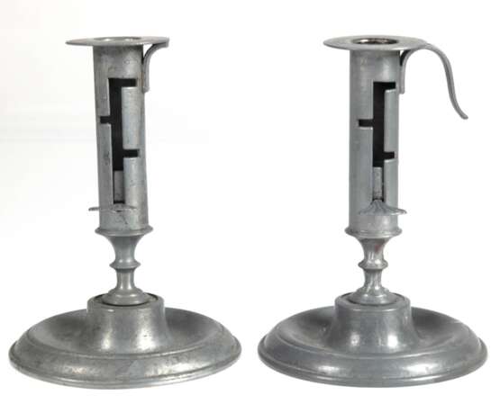 Paar Zinn-Schiebeleuchter, Engelsmarke, 1x Handhabe fehlt, H. 18 cm - фото 1