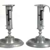 Paar Zinn-Schiebeleuchter, Engelsmarke, 1x Handhabe fehlt, H. 18 cm - фото 1