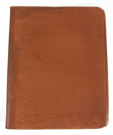 Leder-Schreibmappe, hellbraun, innen 6 diverse Fächer, davon 1x mit Schloß, Gebrauchspuren, 39x31(62) cm - фото 1 Leder-Schreibmappe, hellbraun, innen 6 diverse Fächer, davon 1x mit Schloß, Gebrauchspuren, 39x31(62) cm - фото 1
