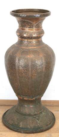 Große Kupfer-Vase, reich verzierte Balusterform, Gebrauchspuren, H. 78 cm - photo 1 Große Kupfer-Vase, reich verzierte Balusterform, Gebrauchspuren, H. 78 cm - photo 1