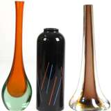 3 Murano-Vasen, grün/rotes Glas H. 31 cm, Klarglas gelb/lila H. 30 cm und schwarzes Glas mit blau/rotem Streifendekor H. 13 cm - фото 1