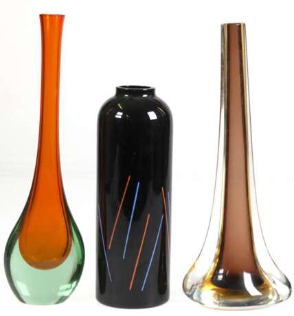 3 Murano-Vasen, grün/rotes Glas H. 31 cm, Klarglas gelb/lila H. 30 cm und schwarzes Glas mit blau/rotem Streifendekor H. 13 cm - фото 1 3 Murano-Vasen, grün/rotes Glas H. 31 cm, Klarglas gelb/lila H. 30 cm und schwarzes Glas mit blau/rotem Streifendekor H. 13 cm - фото 1