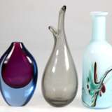 3 Murano-Vasen, braunes Glas H. 25 cm, lila/blau H. 15 cm und blaues Glas bunt verlaufend mit weißem Innenfang, H. 23 cm - фото 1