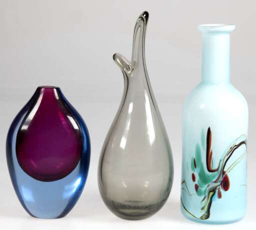 3 Murano-Vasen, braunes Glas H. 25 cm, lila/blau H. 15 cm und blaues Glas bunt verlaufend mit weißem Innenfang, H. 23 cm - фото 1 3 Murano-Vasen, braunes Glas H. 25 cm, lila/blau H. 15 cm und blaues Glas bunt verlaufend mit weißem Innenfang, H. 23 cm - фото 1