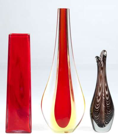 3 Murano-Vasen, Klarglas braune Fäden H. 18 cm, flache Form, Klarglas, rot/gelb H. 26 cm und roter Innenfang, am unteren Rand kl. Best. H. 21 cm - фото 1 3 Murano-Vasen, Klarglas braune Fäden H. 18 cm, flache Form, Klarglas, rot/gelb H. 26 cm und roter Innenfang, am unteren Rand kl. Best. H. 21 cm - фото 1