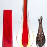 3 Murano-Vasen, Klarglas braune Fäden H. 18 cm, flache Form, Klarglas, rot/gelb H. 26 cm und roter Innenfang, am unteren Rand kl. Best. H. 21 cm - фото 1