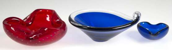 2 Murano-Aschenbecher und Schale, Aschenbecher Klarglas, roter Innenfang mit Luftblasen Dm. 16 cm, Aschenbecher in Blattform blaues Glas Dm. 10 cm und Schale Klarglas blauer Innenfang Dm. 18 cm - фото 1