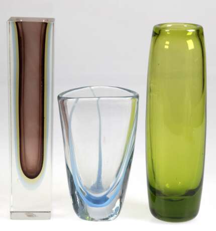 3 Murano-Vasen, Klarglas, 3 blaue Streifen eingelegt H. 13 cm, rechteckig, Klarglas, lila/gelb H. 23 cm und grünes Glas H. 23 cm - фото 1 3 Murano-Vasen, Klarglas, 3 blaue Streifen eingelegt H. 13 cm, rechteckig, Klarglas, lila/gelb H. 23 cm und grünes Glas H. 23 cm - фото 1