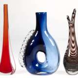 3 Murano-Vasen, Klarglas, roter Innenfang H. 26 cm, Klarglas, lila Wellendekor H. 24 cm und Klarglas, blauer Innenfang, ringförmiger Korpus H. 23 cm - фото 1