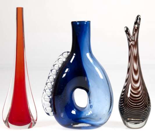 3 Murano-Vasen, Klarglas, roter Innenfang H. 26 cm, Klarglas, lila Wellendekor H. 24 cm und Klarglas, blauer Innenfang, ringförmiger Korpus H. 23 cm - фото 1