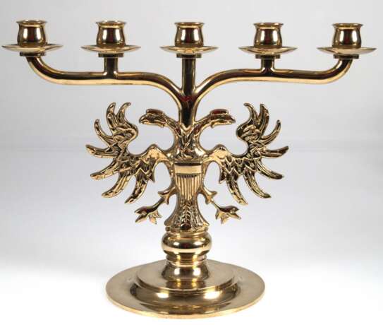 Lübecker Senatsleuchter, Messing, 5-flammig, auf rundem Fuß, figürlicher Schaft mit Doppelkopfadler mit Brustschild, H. 26,5 cm - фото 1 Lübecker Senatsleuchter, Messing, 5-flammig, auf rundem Fuß, figürlicher Schaft mit Doppelkopfadler mit Brustschild, H. 26,5 cm - фото 1