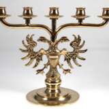 Lübecker Senatsleuchter, Messing, 5-flammig, auf rundem Fuß, figürlicher Schaft mit Doppelkopfadler mit Brustschild, H. 26,5 cm - фото 1