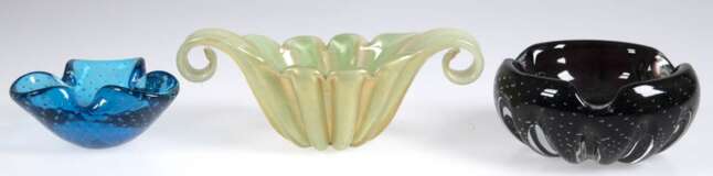 2 Murano-Aschenbecher und Schale, blau mit Luftblasen Dm. 11 cm, Klarglas mit lila Innenfang und Luftblasen Dm. 14 cm und Henkelschale, Klarglas mit grünen und goldenen Einschlüssen, H.6 cm L. 23 cm - photo 1