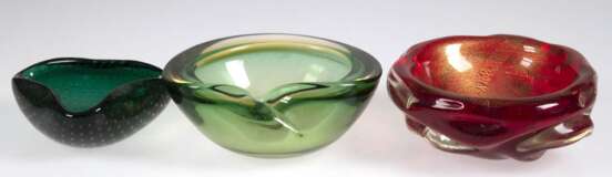 2 Murano-Aschenbecher und Schale, rot mit Goldstaub Dm. 16 cm, grün/gelb Dm. 14 cm und grün mit Lufteinschlüssen Dm. 10 cm - фото 1