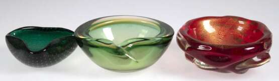 2 Murano-Aschenbecher und Schale, rot mit Goldstaub Dm. 16 cm, grün/gelb Dm. 14 cm und grün mit Lufteinschlüssen Dm. 10 cm - фото 1