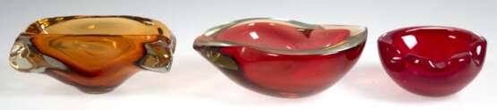 2 Murano-Aschenbecher und Schale, Aschenbecher Klarglas oranger Innenfang 18x10 cm, Ascher Klarglas roter Innenfang Dm.14 cm, H.13 cm und Schale mehrfarbiges Glas Dm. 23 cm - photo 1 2 Murano-Aschenbecher und Schale, Aschenbecher Klarglas oranger Innenfang 18x10 cm, Ascher Klarglas roter Innenfang Dm.14 cm, H.13 cm und Schale mehrfarbiges Glas Dm. 23 cm - photo 1