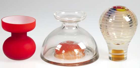 2 Vasen und Öllampe Murano, Klarglas rote Einschlüsse H. 13 cm, Vase Klarglas farbige Einschlüsse H. 14 cm und Vase rot/weißer Innenfang H. 11 cm - фото 1