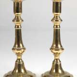 Paar Messing-Leuchter, 19. Jh., 1-kerzig, auf achteckigem Fuß gegliederter Schaft mit innenliegender Auswurfmechanik, H. 22,5 cm - фото 1