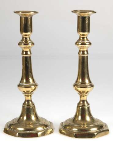 Paar Messing-Leuchter, 19. Jh., 1-kerzig, auf achteckigem Fuß gegliederter Schaft mit innenliegender Auswurfmechanik, H. 22,5 cm - photo 1 Paar Messing-Leuchter, 19. Jh., 1-kerzig, auf achteckigem Fuß gegliederter Schaft mit innenliegender Auswurfmechanik, H. 22,5 cm - photo 1