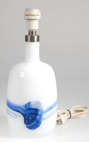 Tischlampen-Fuß von Le Klint (Aufkleber am Boden) und Holmegaard, weißes Glas mit blauen Einschmelzungen, 1-flammig, H. 38 cm, dabei Le Klint-Gestell für Faltschirm, H. 16 cm, Dm. 18 cm - фото 1 Tischlampen-Fuß von Le Klint (Aufkleber am Boden) und Holmegaard, weißes Glas mit blauen Einschmelzungen, 1-flammig, H. 38 cm, dabei Le Klint-Gestell für Faltschirm, H. 16 cm, Dm. 18 cm - фото 1
