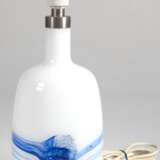 Tischlampen-Fuß von Le Klint (Aufkleber am Boden) und Holmegaard, weißes Glas mit blauen Einschmelzungen, 1-flammig, H. 38 cm, dabei Le Klint-Gestell für Faltschirm, H. 16 cm, Dm. 18 cm - фото 1