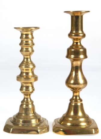 2 diverse Messing-Leuchter, 1. Hälfte 19. Jh., 1-kerzig, gegliederter Schaft, 1x instabil, H. 21 cm und 25 cm - фото 1 2 diverse Messing-Leuchter, 1. Hälfte 19. Jh., 1-kerzig, gegliederter Schaft, 1x instabil, H. 21 cm und 25 cm - фото 1