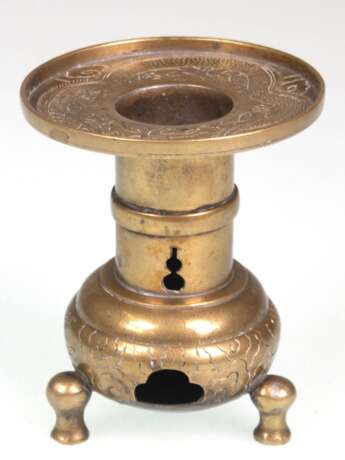 Chinesisches Räuchergefäß/Weihrauchbrenner, Messing, balusterförmiger Korpus mit Drachenmotiv auf 3 Füßen, H. 11 cm - фото 1 Chinesisches Räuchergefäß/Weihrauchbrenner, Messing, balusterförmiger Korpus mit Drachenmotiv auf 3 Füßen, H. 11 cm - фото 1