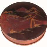 Pappmaché-Schachtel, rund, Japan, braun mit Landschaftsdarstellung, Gebrauchspuren, H. 3 cm, Dm. 15,5 cm - photo 1