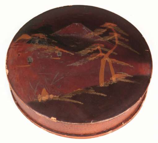 Pappmaché-Schachtel, rund, Japan, braun mit Landschaftsdarstellung, Gebrauchspuren, H. 3 cm, Dm. 15,5 cm - photo 1