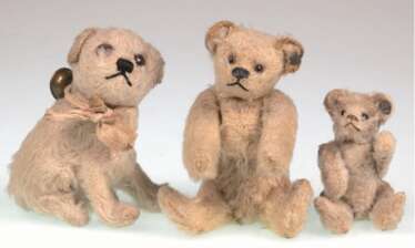 3 kleine Steiff-Figuren, 1. Hälfte 20. Jh., Mohair, dabei 2 Bären mit Knopf im Ohr, H. 9 cm und 13 cm und Molly Hund mit Glöckchen am Halsband, H. 9,5 cm, jeweils mit Gebrauchspuren