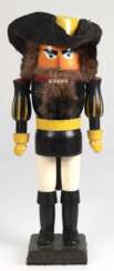 Nußknacker, Holz, Musketier, mit Filzhut, H. 37 cm