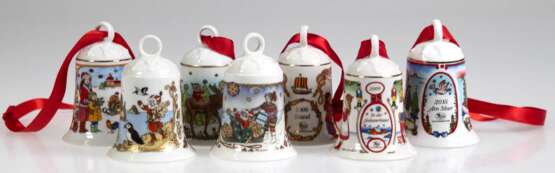 7 Weihnachtsglocken, Hutschenreuther, 4x mit Originalverpackung (2005, 2008, 2009 und 2014), ohne Verpackung 1989, 1991 und 2015, H. 7,5 cm - Foto 1 7 Weihnachtsglocken, Hutschenreuther, 4x mit Originalverpackung (2005, 2008, 2009 und 2014), ohne Verpackung 1989, 1991 und 2015, H. 7,5 cm - Foto 1