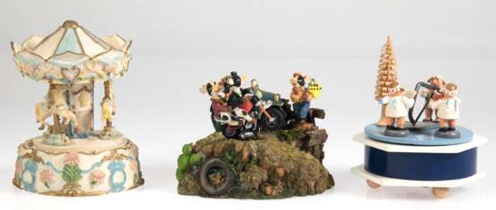 Konvolut von 3 Spieluhren, dabei Pferdekarussell (1 Fuß fehlt), Aufzug und Melodie funktioniert, Engelspieluhr, Holz, Erzgebirge, Aufzug def. und Spieluhr San Francisco Musik Box, Kuhfiguren die Motorrad und Auto fahren,… - Foto 1 Konvolut von 3 Spieluhren, dabei Pferdekarussell (1 Fuß fehlt), Aufzug und Melodie funktioniert, Engelspieluhr, Holz, Erzgebirge, Aufzug def. und Spieluhr San Francisco Musik Box, Kuhfiguren die Motorrad und Auto fahren,… - Foto 1