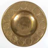 Schale, Messing vergoldet, im Rand 15 eingelassene Münzen, H. 3,5 cm, Dm. 21 cm - photo 1