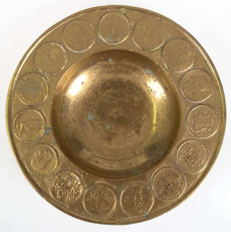 Schale, Messing vergoldet, im Rand 15 eingelassene Münzen, H. 3,5 cm, Dm. 21 cm - photo 1 Schale, Messing vergoldet, im Rand 15 eingelassene Münzen, H. 3,5 cm, Dm. 21 cm - photo 1