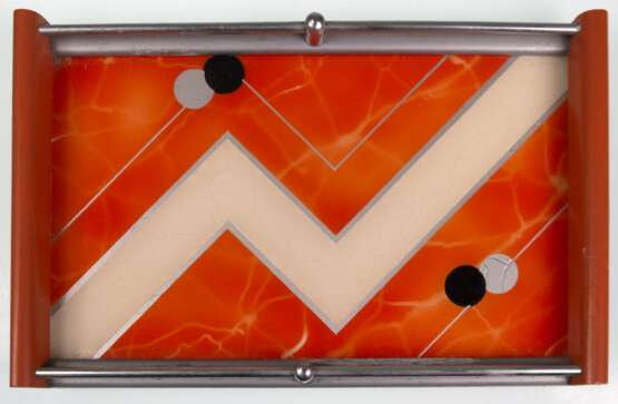Bauhaus-Tablett, orange/silberfarbener ornamentaler Dekor, verglaster Boden, Metallmontur, 28,5x18 cm - photo 1