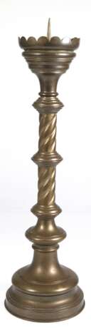 Altarleuchter, Messing, gefüllter runder Fuß in mehrfach gegliederten Schaft übergehend, Traufschale mit großem Dorn, Ges.-H. 55 cm - photo 1 Altarleuchter, Messing, gefüllter runder Fuß in mehrfach gegliederten Schaft übergehend, Traufschale mit großem Dorn, Ges.-H. 55 cm - photo 1