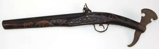 Steinschloßpistole, orientalisch, Holzlauf mit Metalleinlagen, am Ende reliefiertes Metallbeil, starke Korrosions- und Gebrauchspuren, L. 48 cm - photo 1