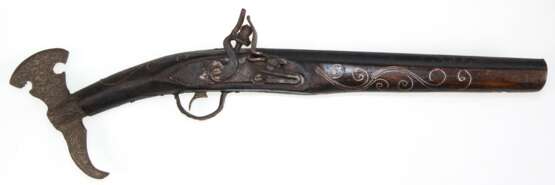 Steinschloßpistole, orientalisch, Holzlauf mit Metalleinlagen, am Ende reliefiertes Metallbeil, starke Korrosions- und Gebrauchspuren, L. 48 cm - photo 2 Steinschloßpistole, orientalisch, Holzlauf mit Metalleinlagen, am Ende reliefiertes Metallbeil, starke Korrosions- und Gebrauchspuren, L. 48 cm - photo 2