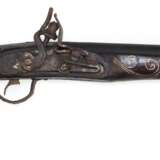 Steinschloßpistole, orientalisch, Holzlauf mit Metalleinlagen, am Ende reliefiertes Metallbeil, starke Korrosions- und Gebrauchspuren, L. 48 cm - photo 2
