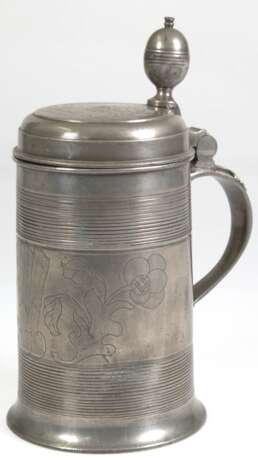 Zinn-Walzenkrug, im Bodeninneren gemarkt, floral graviert und bez. "Michel 1800", Kugeldaumendrücker, gedellt, H. 24 cm - photo 1