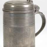 Zinn-Walzenkrug, im Bodeninneren gemarkt, floral graviert und bez. "Michel 1800", Kugeldaumendrücker, gedellt, H. 24 cm - photo 1