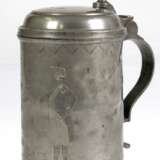 Zinn-Walzenkrug, Hochzeitskrug, monogr. "JGB" und dat. 1797, figürlich ziseliert, gedellt, Ges.-H. 24 cm - фото 1