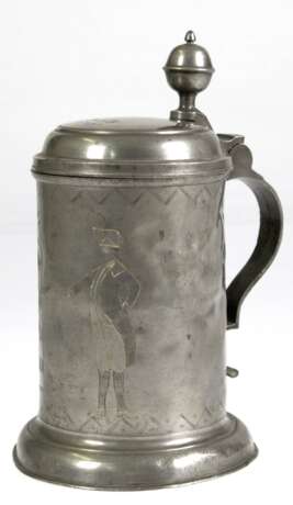 Zinn-Walzenkrug, Hochzeitskrug, monogr. "JGB" und dat. 1797, figürlich ziseliert, gedellt, Ges.-H. 24 cm - фото 1 Zinn-Walzenkrug, Hochzeitskrug, monogr. "JGB" und dat. 1797, figürlich ziseliert, gedellt, Ges.-H. 24 cm - фото 1
