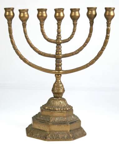 Menora-Leuchter, 7-armig, Messing, achtkantiger, gestufter Sockel, Leuchterarme in 3 Ebenen beweglich montiert, H. 35 cm - photo 1