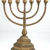 Menora-Leuchter, 7-armig, Messing, achtkantiger, gestufter Sockel, Leuchterarme in 3 Ebenen beweglich montiert, H. 35 cm - photo 1