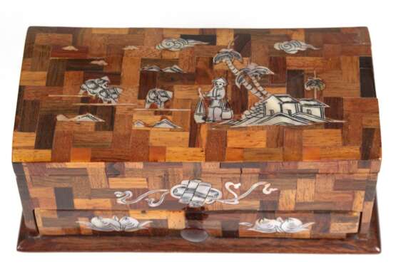 Schmuckschatulle, aus diversen Hölzern zusammengesetzt, leicht gewölbter Deckel und Front mit figürlichen und floralen Perlmuttintarsien, Schublade mit Holzfehlstelle, Deckel innen verspiegelt, 8x19,5x10 cm - photo 1 Schmuckschatulle, aus diversen Hölzern zusammengesetzt, leicht gewölbter Deckel und Front mit figürlichen und floralen Perlmuttintarsien, Schublade mit Holzfehlstelle, Deckel innen verspiegelt, 8x19,5x10 cm - photo 1