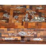 Schmuckschatulle, aus diversen Hölzern zusammengesetzt, leicht gewölbter Deckel und Front mit figürlichen und floralen Perlmuttintarsien, Schublade mit Holzfehlstelle, Deckel innen verspiegelt, 8x19,5x10 cm - photo 1